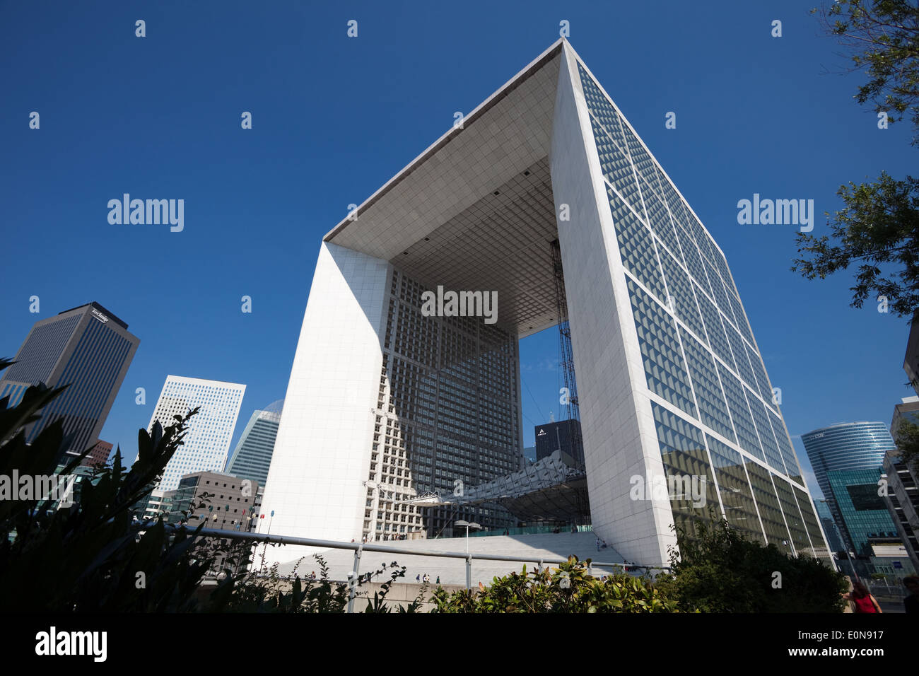 La Grande Arche im La Defense, Paris, Frankreich - Le Grande Arche in La Defense, Paris, France Stock Photo