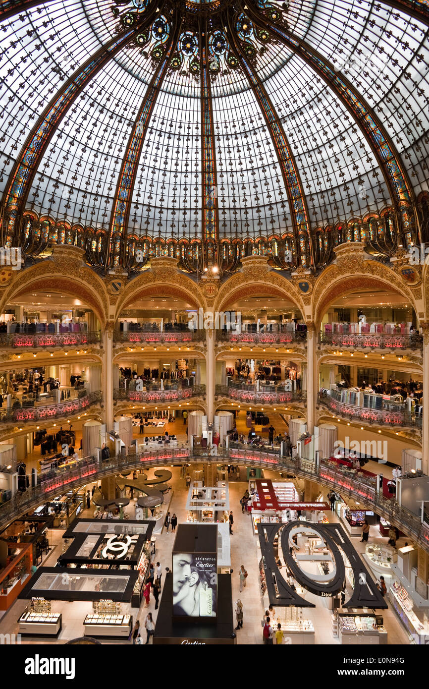 Galeries Lafayette, Einkaufszentrum, Glaskuppel, Paris, Frankreich - Galery Lafayette, shopping centre, glass cupola, Paris Stock Photo