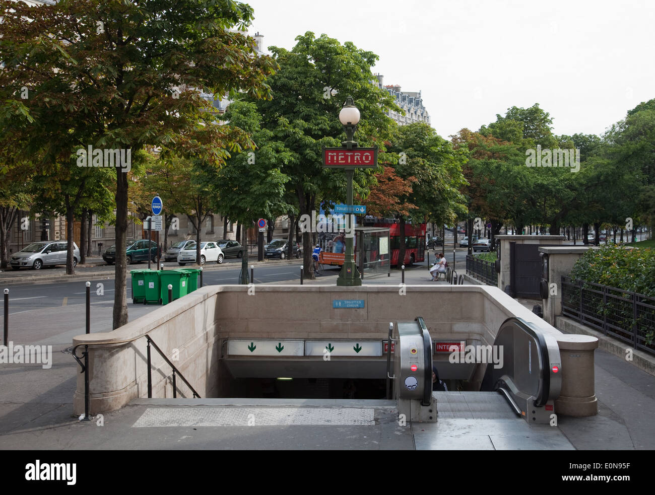 Metro-Abgang in Paris, Frankreich - Metro Entrance in Paris, France Stock Photo