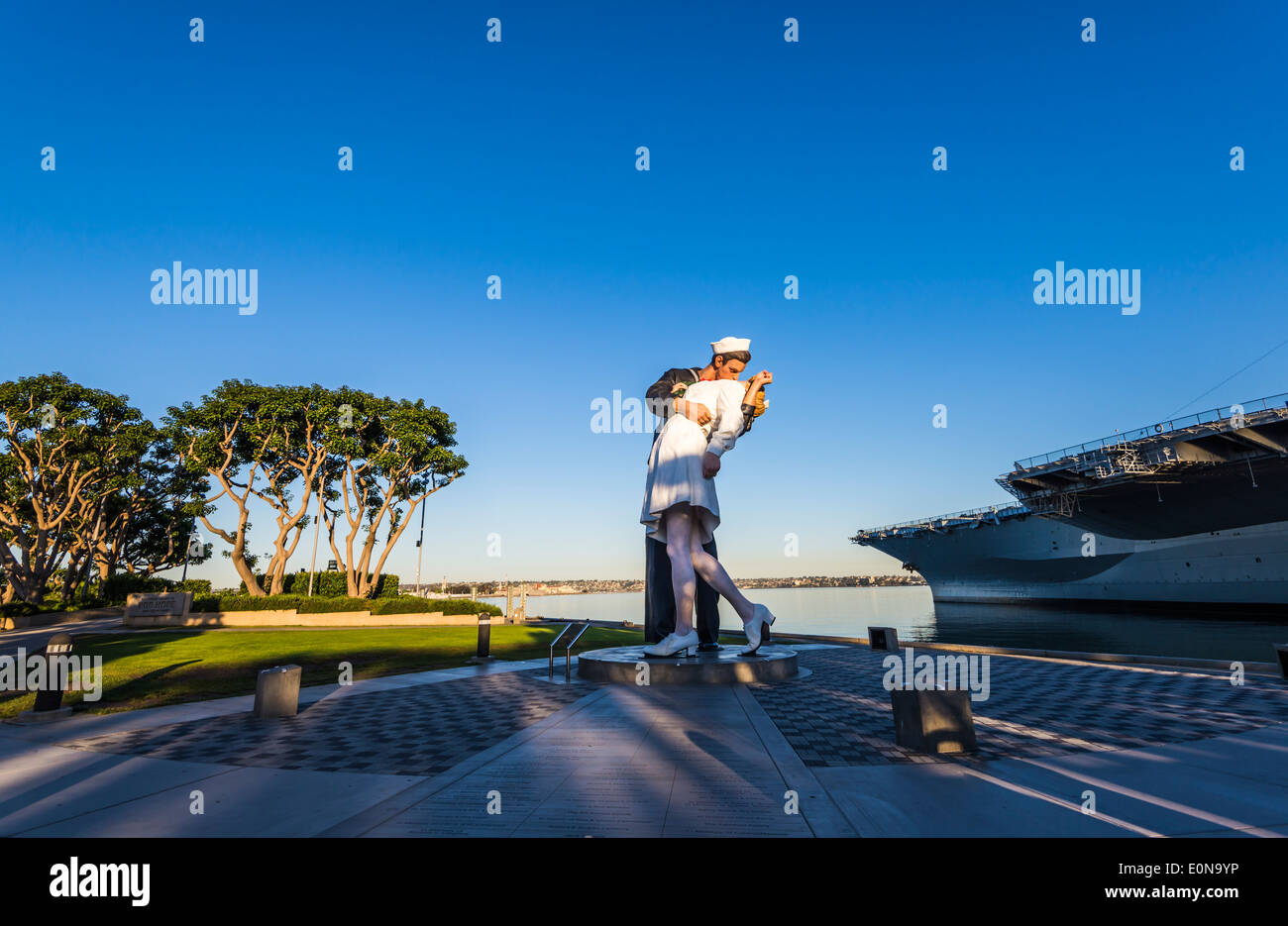 Statues kissing hires stock photography and images Alamy