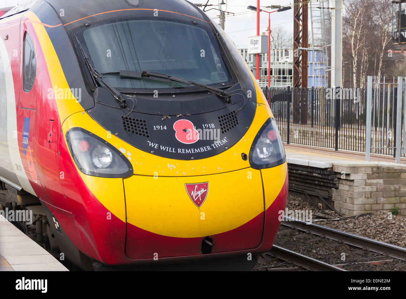 Virgin class 390 Pendolino train, 390 103 'Virgin Hero' in Remembrance livery honouring the dead of the first world war. Stock Photo