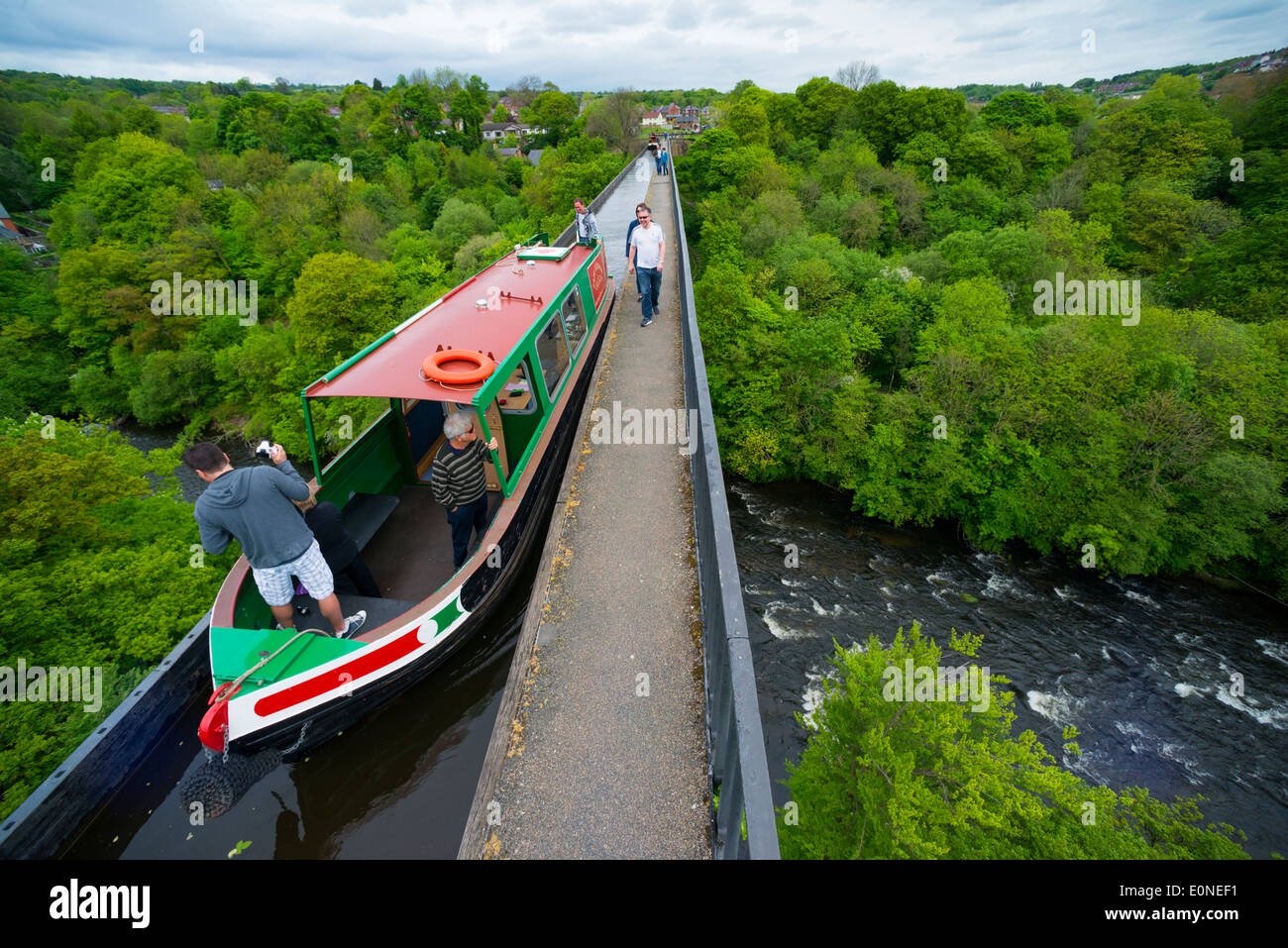 A canal boat on the Llangollen canal passes over the River Dee on Pontcysyllte Aqueduct, Trevor, North Wales Stock Photo