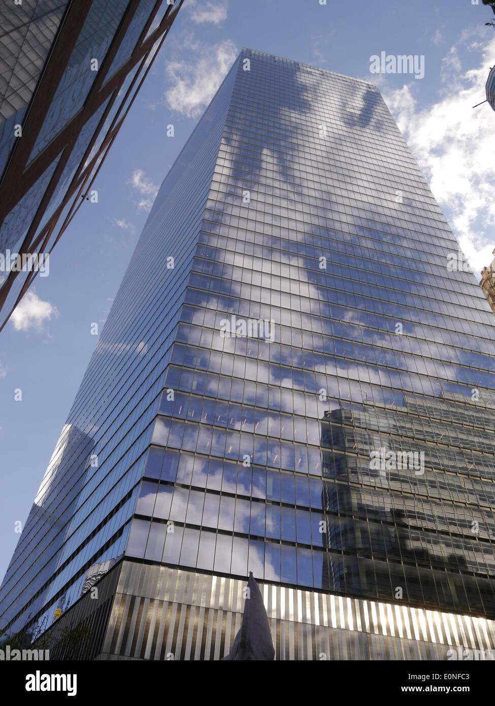 Tall reflective tower block in Lower Manhattan financial district - 7 World Trade Center Stock Photo
