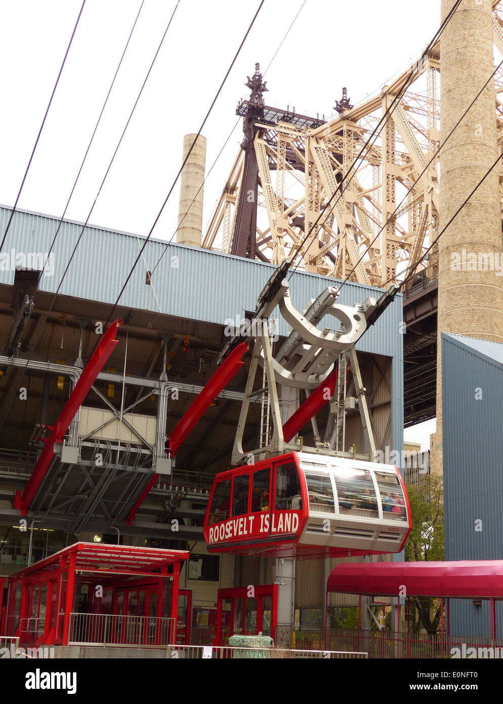 The Roosevelt Island Cable Car station Manhattan side Stock Photo Alamy