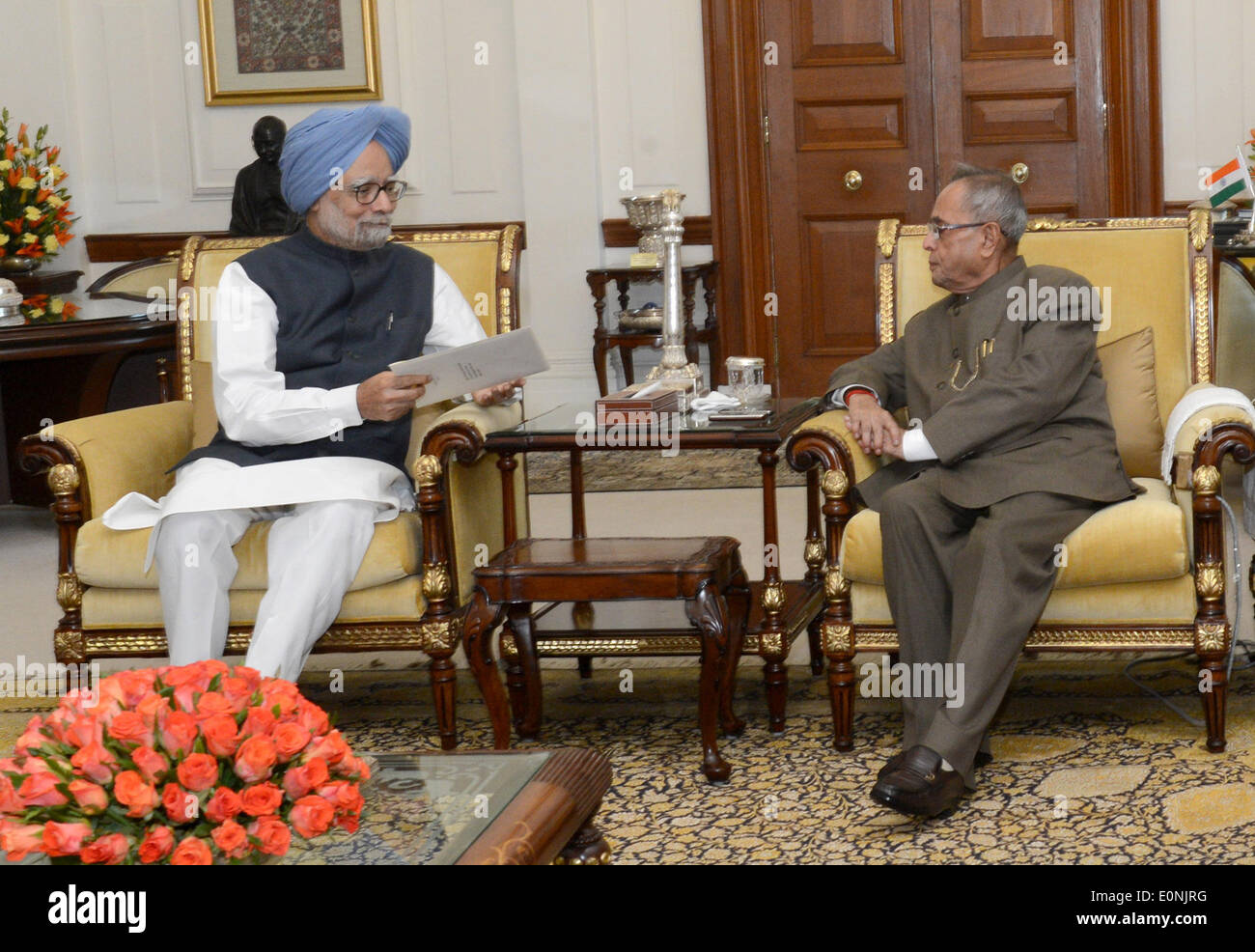 New Delhi, India. 17th May 2014. New Delhi. 17th May, 2014. Indian Prime Minister Manmohan Singh (L) talks with Indian President Pranab Mukherjee after submitting his resignation at Presidential Palace in New Delhi, India, May 17, 2014. Indian Prime Minister Manmohan Singh Saturday resigned, a day after the ruling Congress party was decimated by the main opposition Bharatiya Janata Party in the general elections. Credit:  Xinhua/Alamy Live News Stock Photo