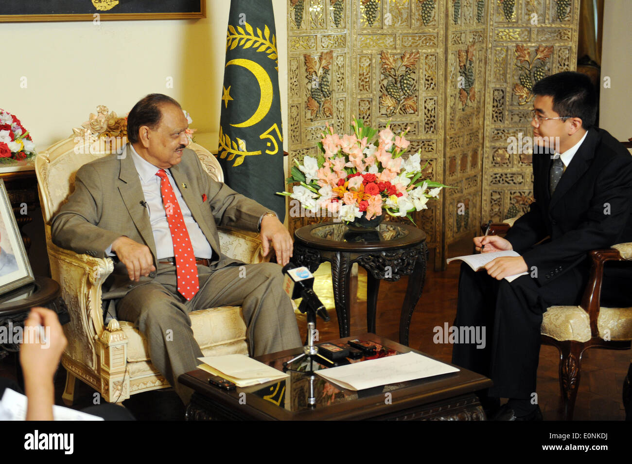 (140517) -- ISLAMABAD, May 17, 2014 (Xinhua) -- Pakistani President Mamnoon Hussain (L) speaks during an interview with Chinese media in Islamabad, Pakistan, May 16, 2014. Pakistani President Mamnoon Hussain said Friday that Pakistan attaches great importance to the upcoming Conference on Interaction and Confidence Building Measures in Asia (CICA) to be held in Shanghai, China next week. (Xinhua/Huang Zongzhi) (djj) Stock Photo