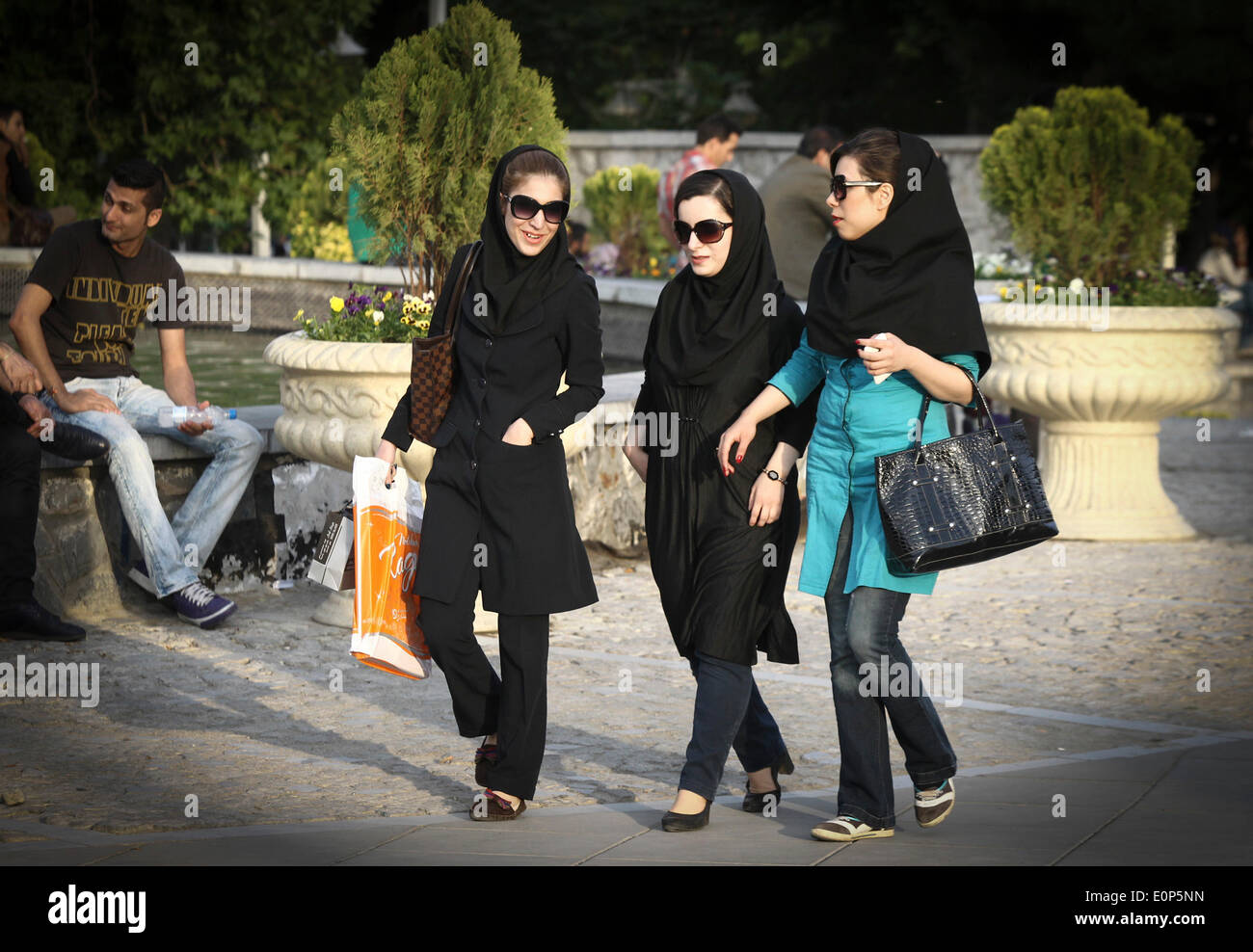 tehran-iran-17th-may-2014-iranian-women-walk-on-a-street-in-downtown-E0P5NN.jpg