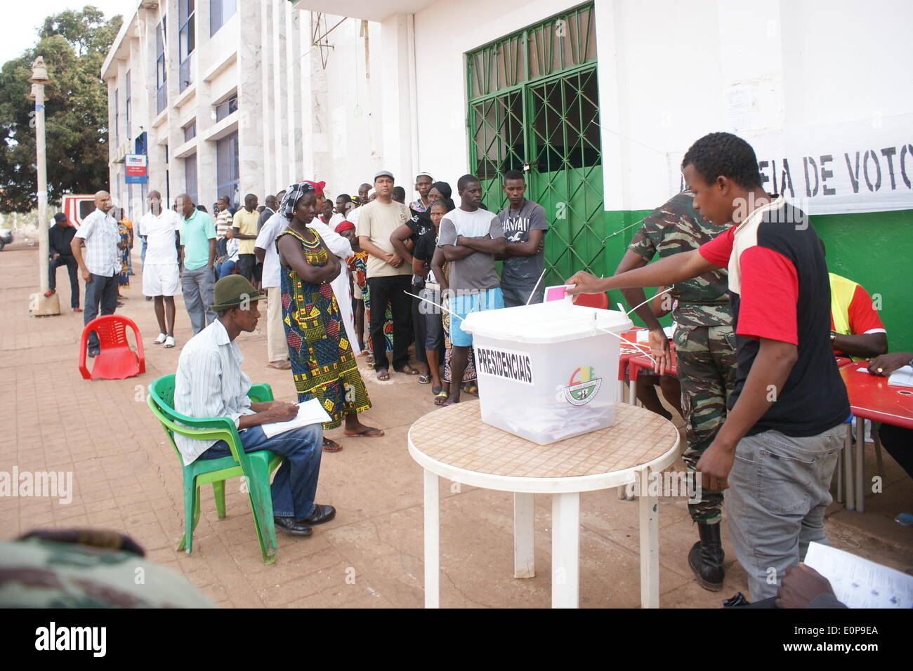 Bissau, Guinea Bissau. 18th May, 2014. Voters queue to cast their ballots at a polling station during the presidential elections run-off at Bissau, capital of Guinea Bissau, May 18, 2014. Guinea-Bissau held the first presidential and legislative elections on April 13 since a military coup upended the impoverished west African country in 2012.With no candidate won a majority in the first round, former Finance Minister Jose Mario Vaz and independent candidate Nuno Gomes Nabiam enter the second round of voting on Sunday. Credit:  Aliu Balde/Xinhua/Alamy Live News Stock Photo