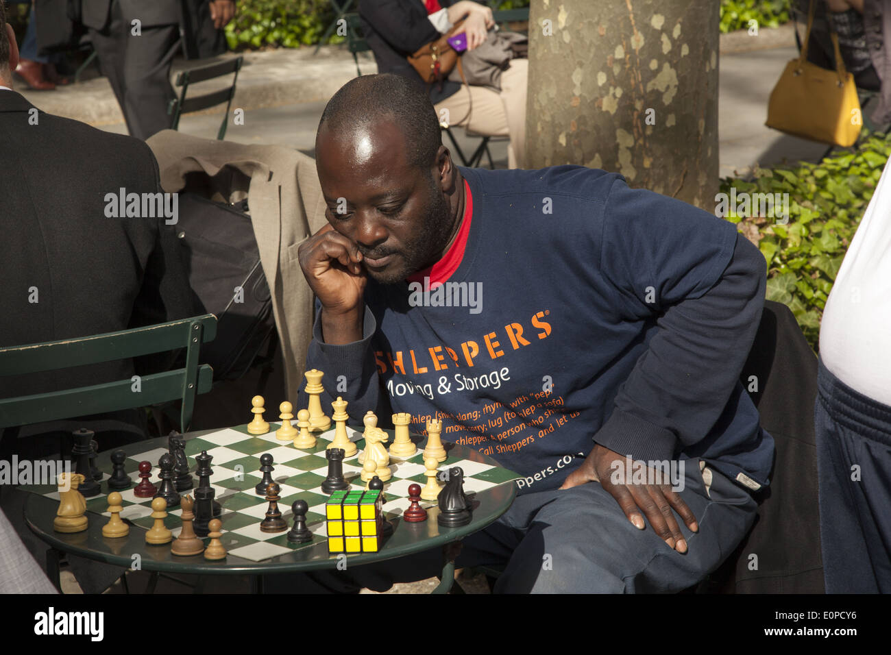 Avid chess players in Bryant Park midtown Manhattan, NYC Stock Photo - Alamy