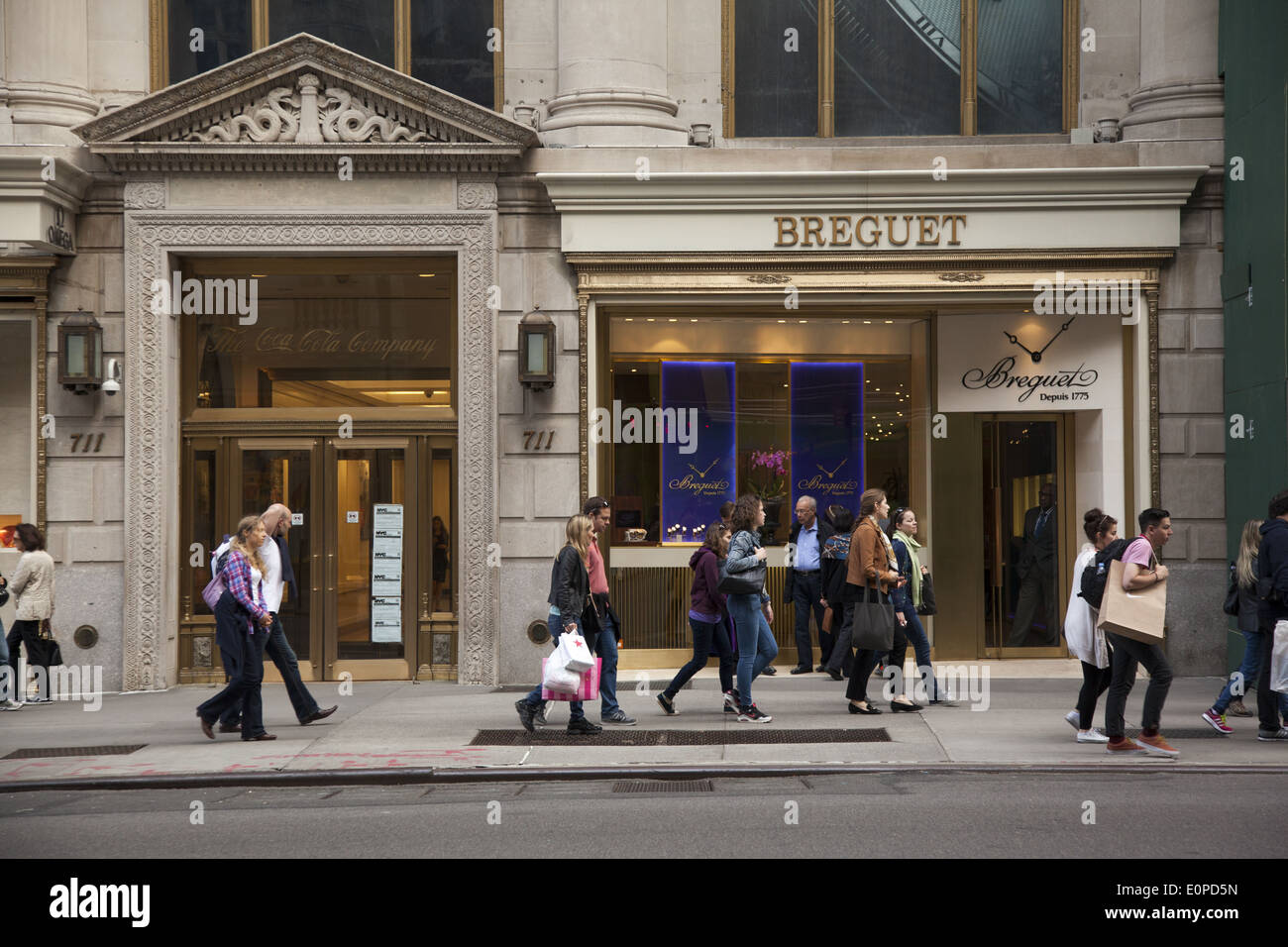 People shopping nyc stores 5th avenue hi res stock photography and