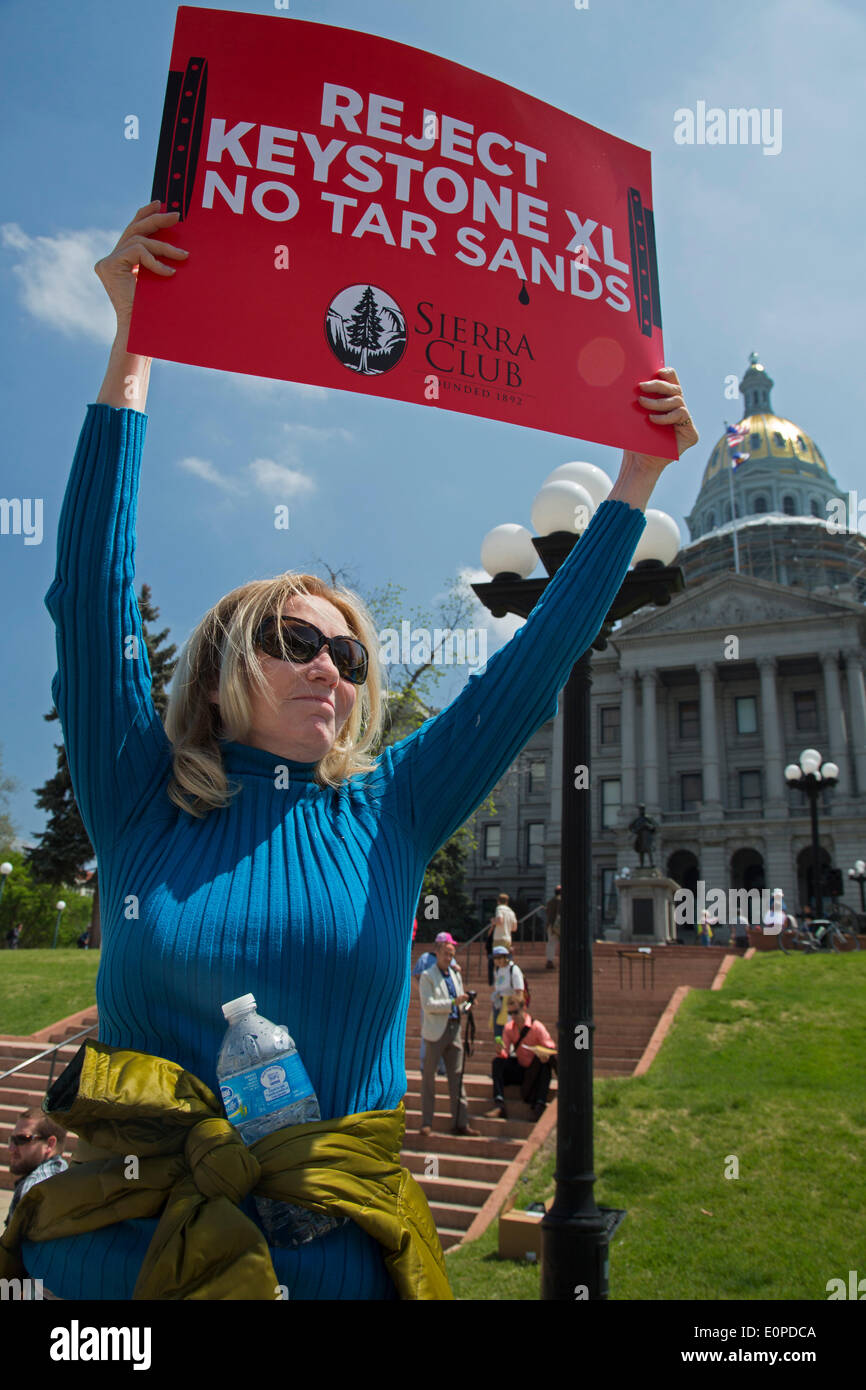 Denver, Colorado. Environmentalists rally at the Colorado state capitol to oppose the planned Keystone XL pipeline, which would transport tar sands oil from Canada to the U.S. Gulf Coast. Credit:  Jim West/Alamy Live News Stock Photo