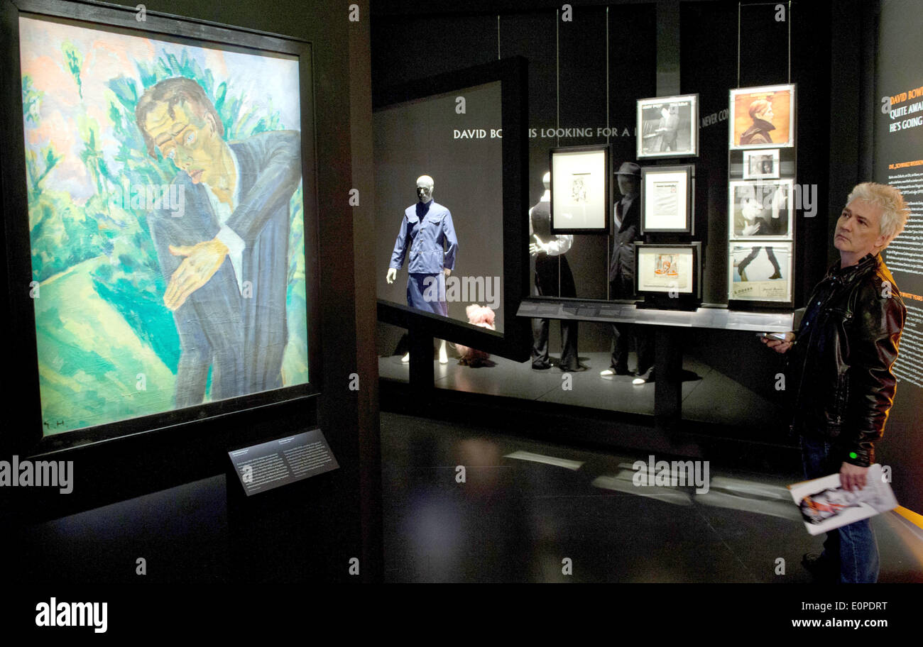 Berlin, Germany. 18th May, 2014. A man views an oil painting by Erich Heckel at the 'David Bowie' exhibition at Martin-Gropius-Bau during a preview in Berlin, Germany, 18 May 2014. The show will run from 20 May till 10 August 2014. Photo: SOEREN STACHE/DPA (A)/dpa/Alamy Live News Stock Photo