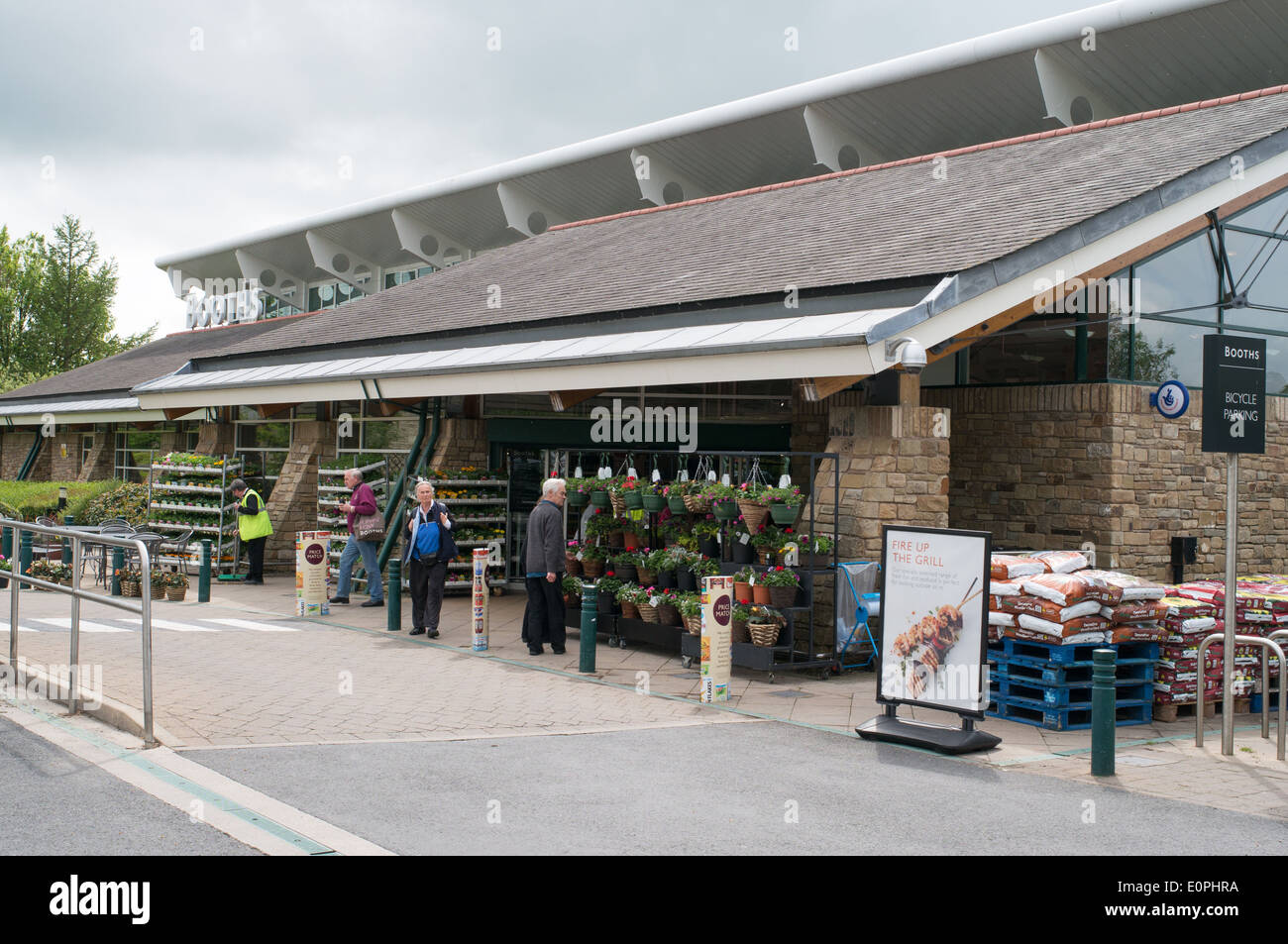 Uk supermarket exterior hires stock photography and images Alamy