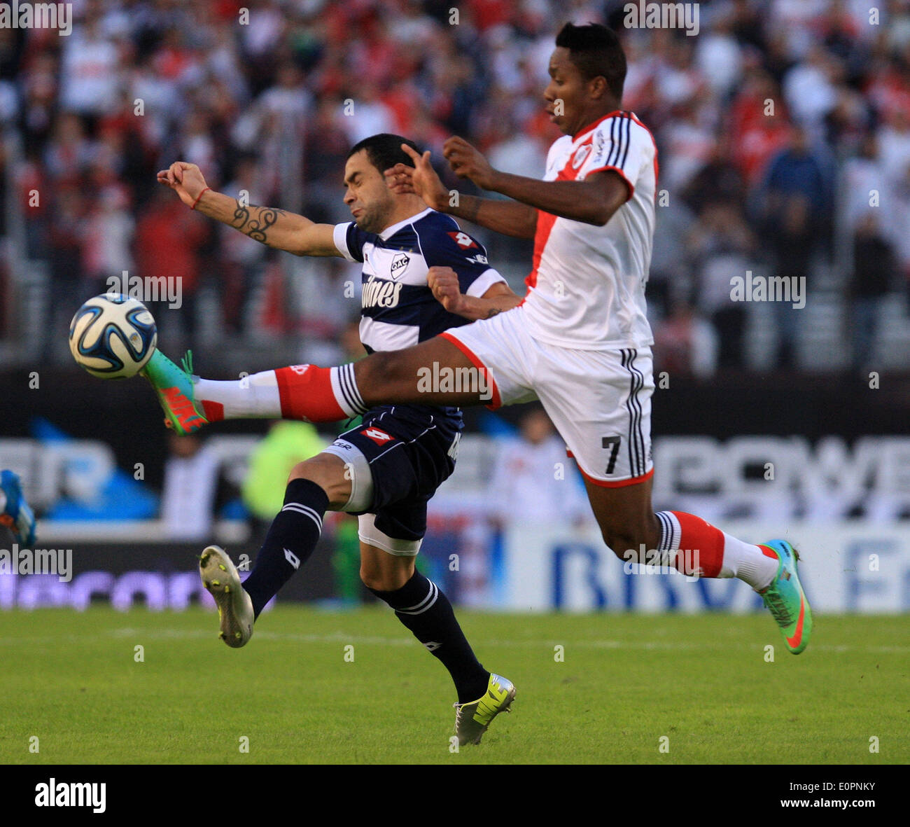 (140519) -- BUENOS AIRES, May 19, 2014 (Xinhua) -- Carlos Carbonero (R) of River Plate vies the ball with Fernando Telechea of Quilmes during the Argentine First Division football match in Buenos Aires, capital of Argentina, on May 18, 2014. River Plate defeated Quilmes by 5-0 and won the tournament. (Xinhua/Martin Zabala) (jp) (ah) Stock Photo