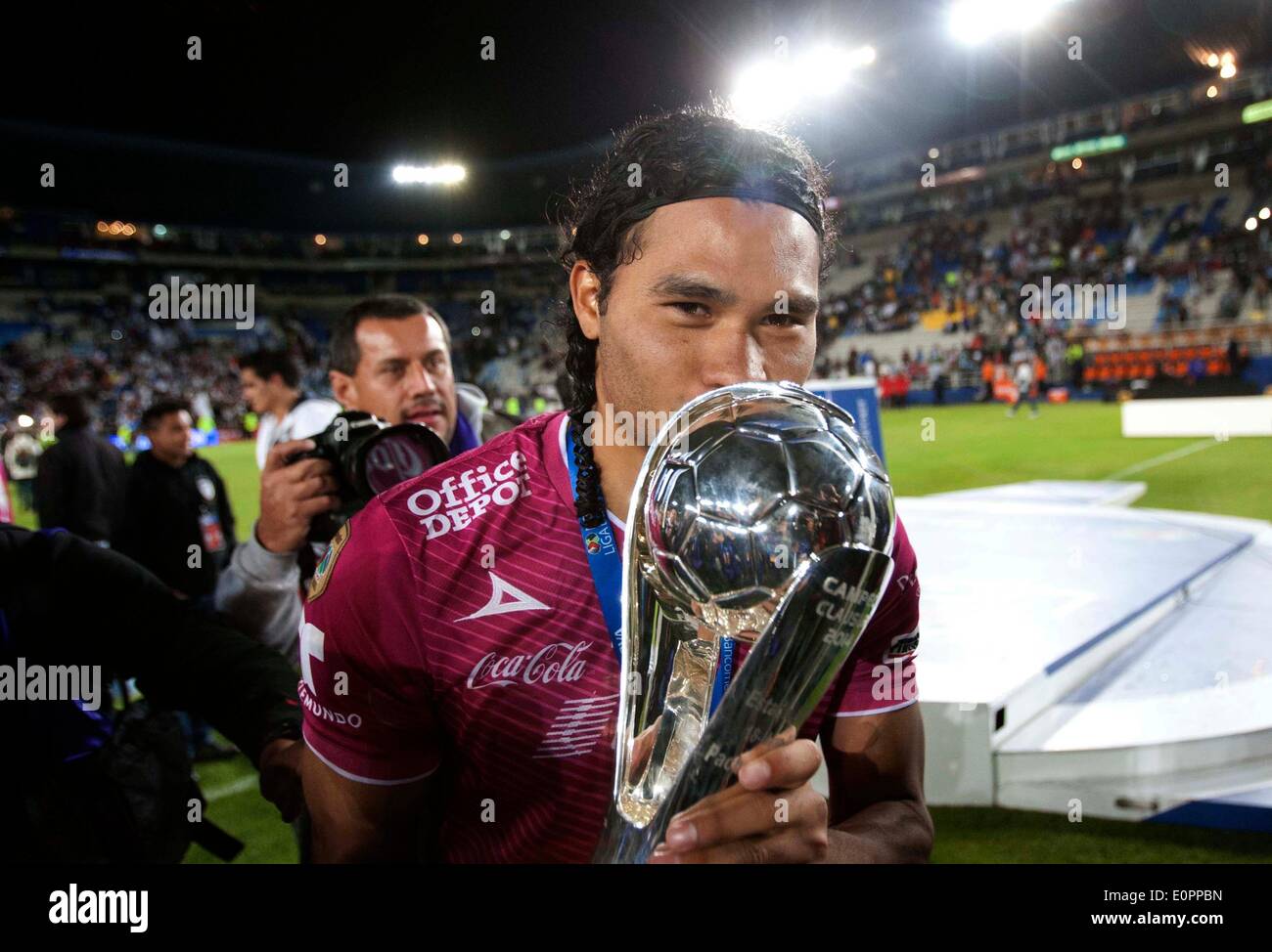 (140519) -- PACHUCA, May 19, 2014 (Xinhua) -- Leon's Carlos Pena (Front) kisses the trophy after defeating Pachuca at the final match of the 2014 Mexican Clausura Tournament at the Hidalgo Stadium in Pachuca, Mexico, on May 18, 2014. (Xinhua/Pedro Mera) (rt) Stock Photo