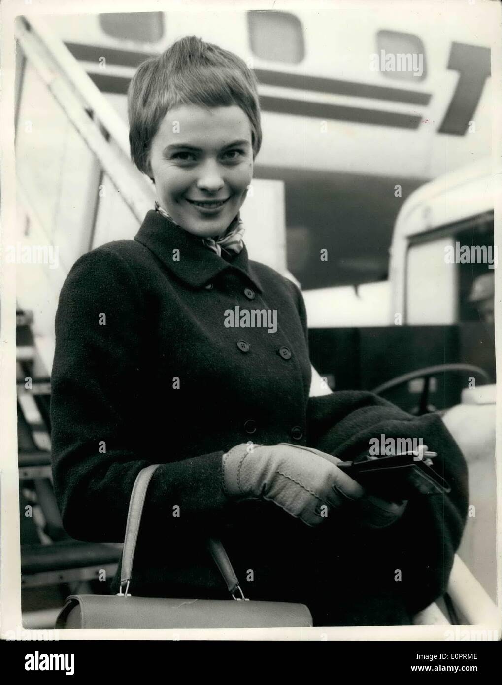 Nov. 11, 1956 - Jean Seberg arrives in London to play ''Saint Joan'': Jean Seberg, 17, of Marshall town, Iowa, who was selected Stock Photo