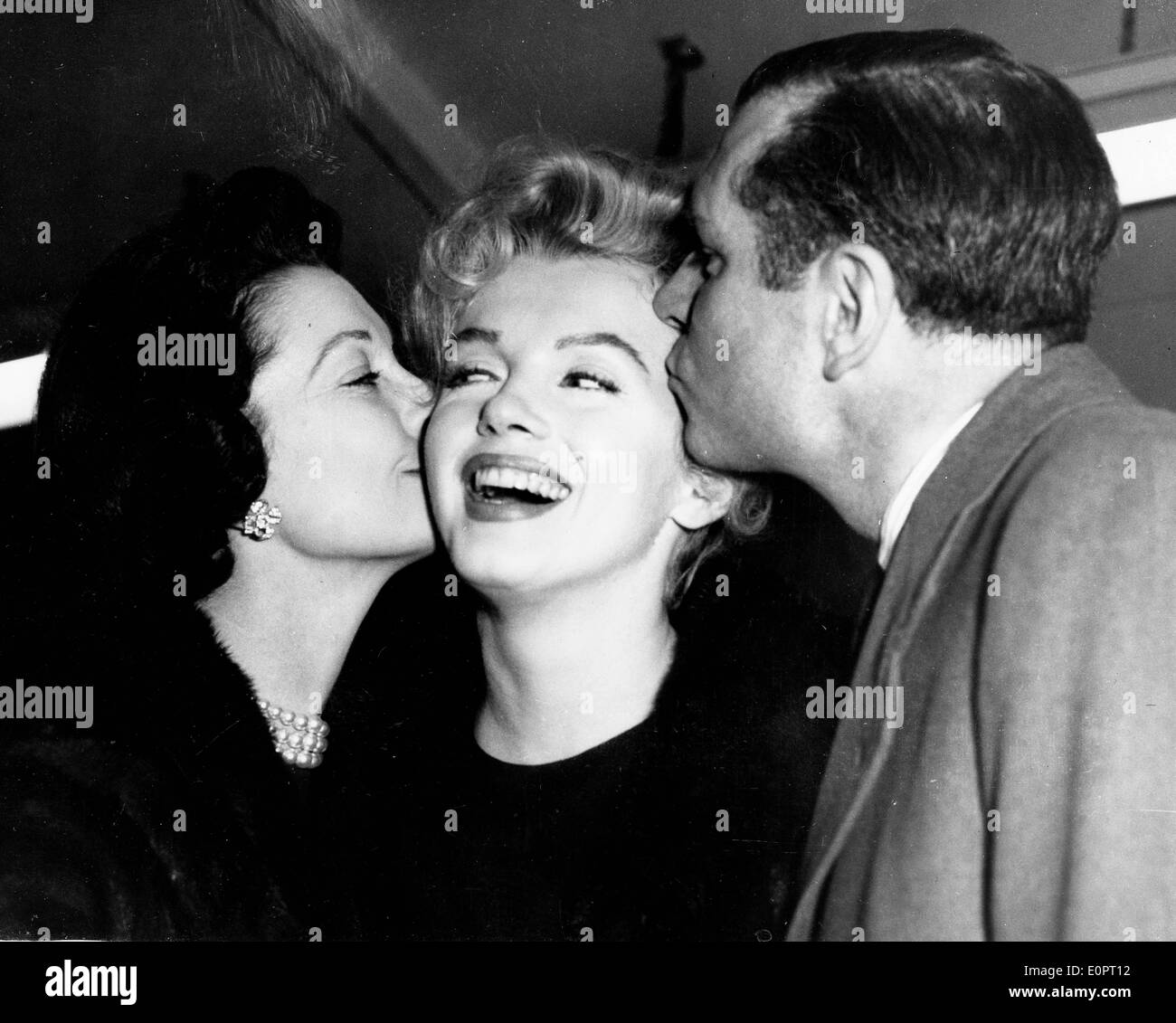 Sir Laurence Olivier and his wife Vivien see off Marilyn Monroe as she leaves London Stock Photo