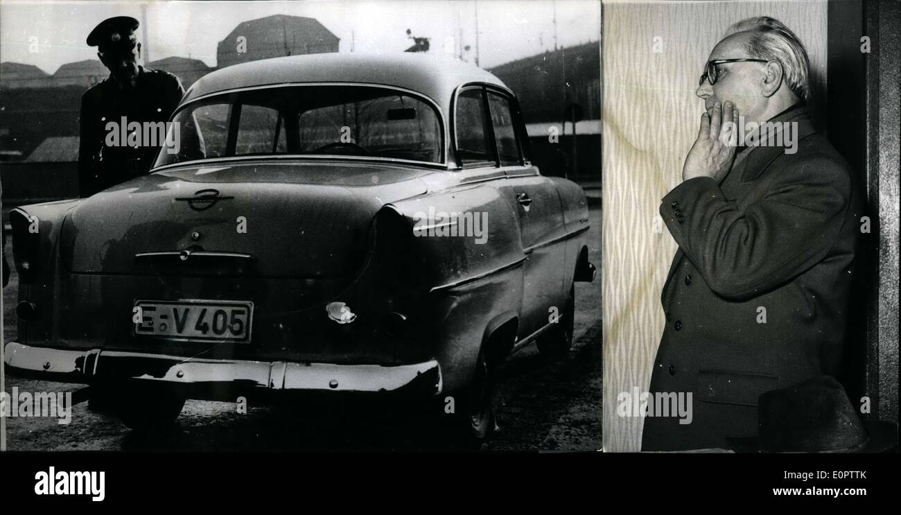 Jan. 01, 1957 - 105,000 DM captured: two unknown robbers yesterday 28-1-1957 during a holdup at Essen. They hold up the car fo Stock Photo