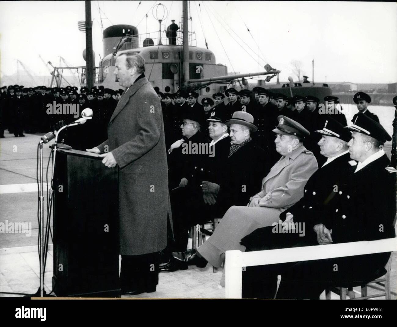 Jan. 01, 1957 - US Marine raumt Bremerhaven. Die letsten sieben von insgesamt 42 Schiffen wurden am Montag (21.1.) in Bremerhaven von den Amerikanern and die Bundersrepublik zuruckgegeben. Der Aermicakanische Marine Stutzpunkt Bremerhaven wird noch in diesem Fruhjahr aufgegeben und der Bundesrepublik uberlassen warden. An der Feierstunde anlasslich der Ruckgabe der letzten Schiffe nahmen u. a. Staatsskretar Dr. Josef Rust vom Bundesverteidigungsministerium und Vizeadmiral Ruge teil. UBZ: Staatssekretar Dr. Josef Rust bei seiner Ansprache. Keystone-Bild v. 22.1 Stock Photo