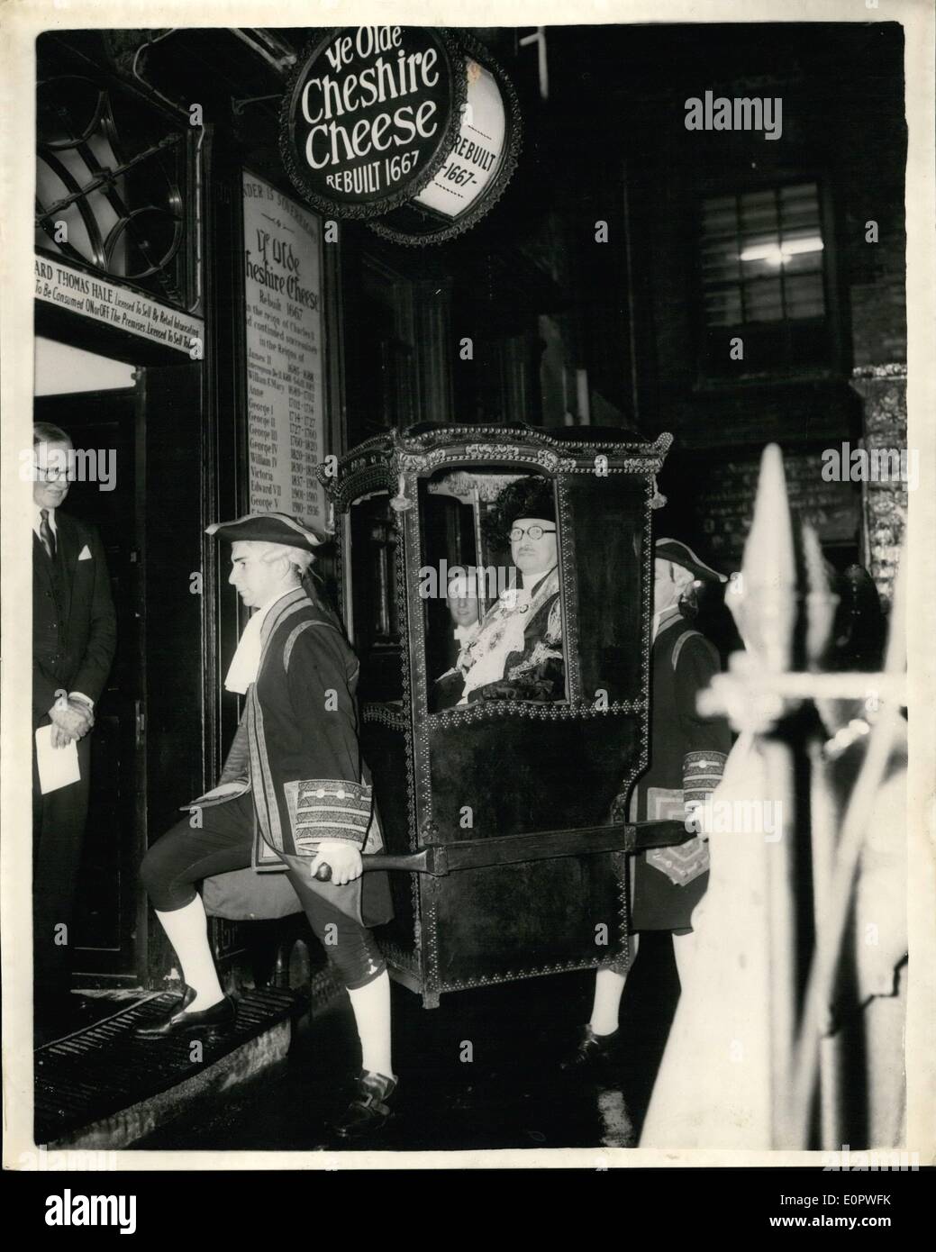 Jan. 01, 1957 - The Lord Mayor in a Sedan Chair: The-Centenary of ''Ye Oide Cheshire Cheese''. Sir Cullum Welch the Lord Mayor of London this evening was carried into the Cheshire Cheese - Fleet Street - in a Sedan Chair - and was welcomed by minstrals wearing 17th. century costumes. This is to mark ter. centenary of the famous old coffee house - and to launch ''The Penny Universities'' a book on old time coffee houses - by Mr. Aytoun Ellis. Photo Shows The Lord Mayor arrives in 17th. Century style - at the Cheshire Cheese this evening. Stock Photo