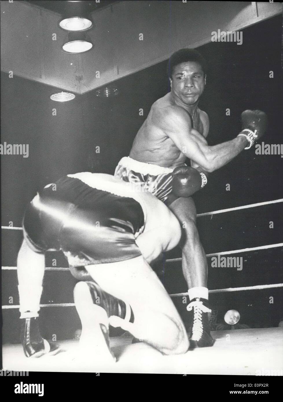 Jan. 25, 1957 - Elimination for world championship in light heavy-weight at the Berlin - Sportpalast: The German Gerhard Hecht was beaten by Ko in the 2nd round. Winner by Ko Yolande Pompey Stock Photo