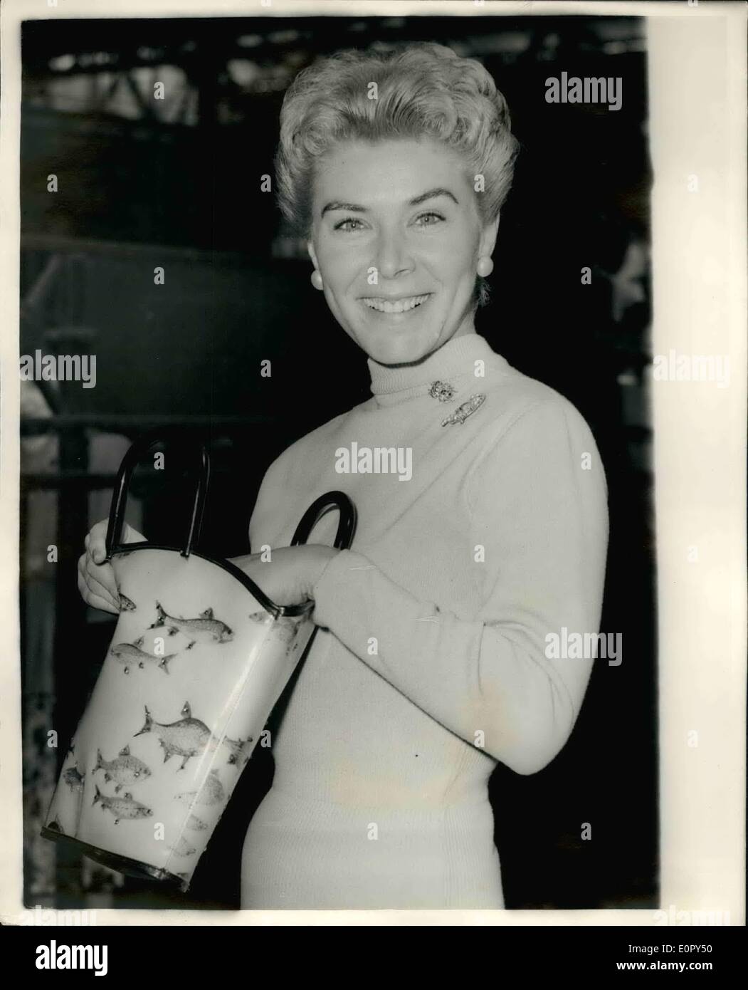 May 05, 1957 - American singing star arrives in London T.V&gt; dates.: Among the arrivals at Waterloo Station from the United States on the Queen Mary Boat train this morning was American singing star Mindy Carson/ She is to appear in British TV Showsincluding ''Sunday Night at the Palladium''. Photo shows Mindy Carson on her arrival at Waterloo this morning, Stock Photo