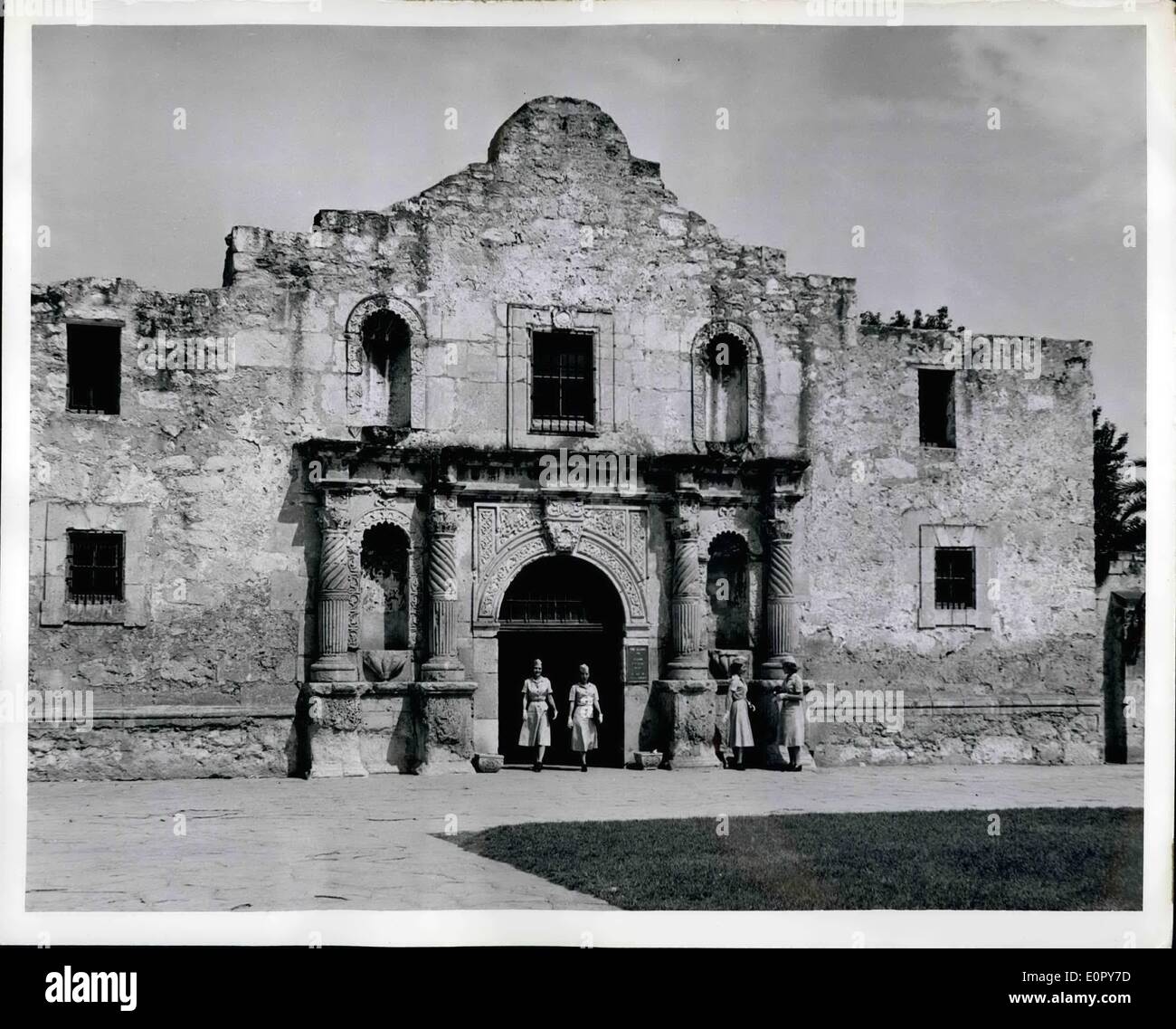 May 05, 1957 - America Honors Its War Dead: The Alamo At San Antonio, Texas Represents The Heroism Of Such Men As Colonel William B. Travis, James Bowie And Davy Crocket, In The Fight For The Independence Of Texas. This Historic Fortification Which Is Now Pre-Served As A National Landmark Was Originally Used An A Franciscan Mission. Official U.S. Army Photo Released By The Dept. Of Defense Washington, D.C. Stock Photo
