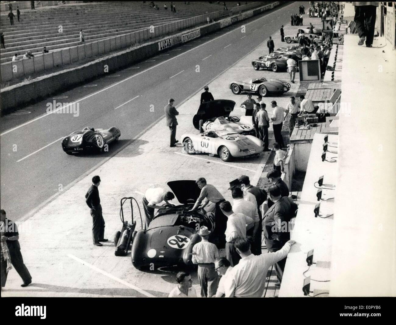 Racing Champions Pit Stop Show Case 43 Car | eBay