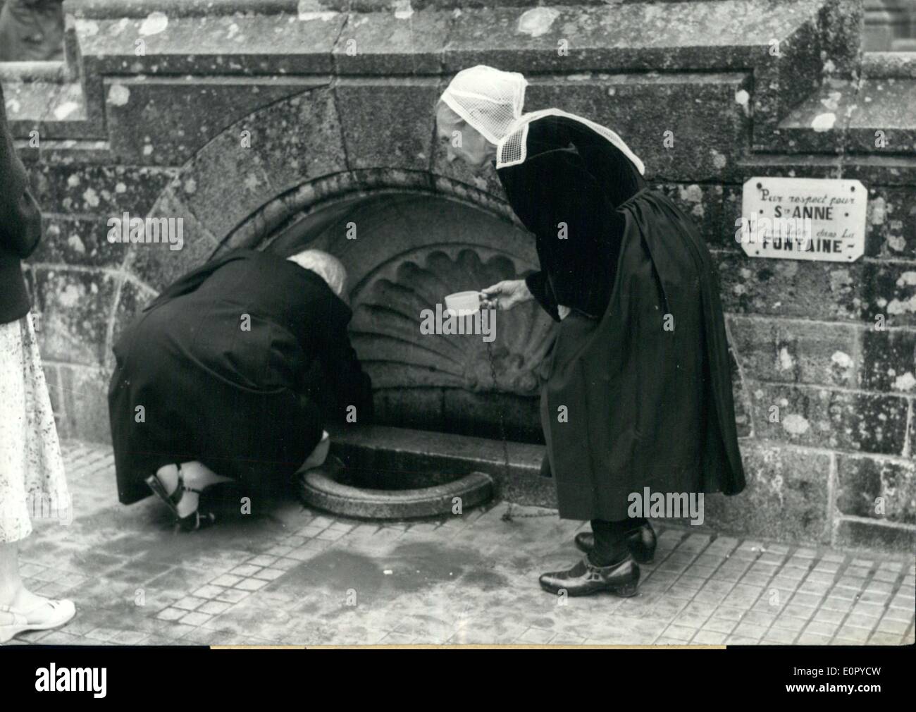 Jul. 07, 1957 - Women at Saint Anne D'Auray fountain in Paris Stock Photo