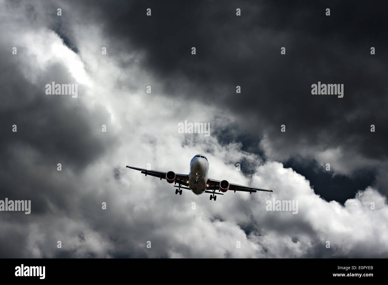 Passenger plane on final hi-res stock photography and images - Alamy