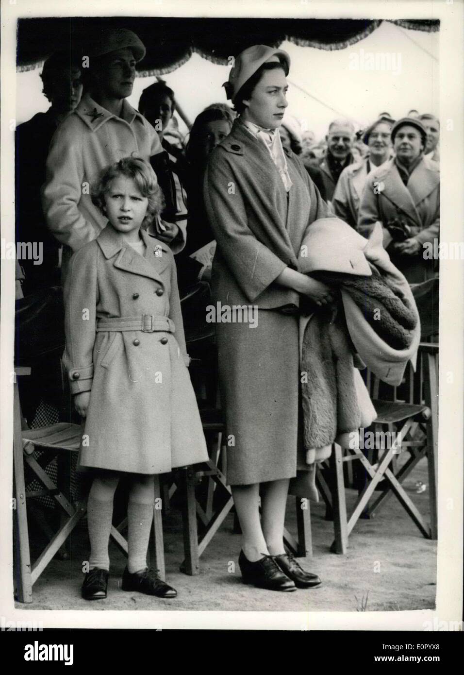 may-11-1957-royal-windsor-horse-show-hm-the-queen-princess-margaret-E0PYX8.jpg