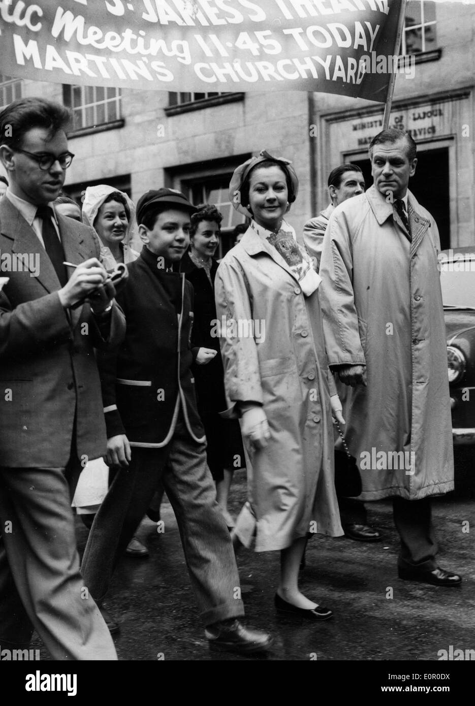 Actor Laurence Olivier and wife Vivien Leigh leading the march against the demolition of St. James Theatre Stock Photo