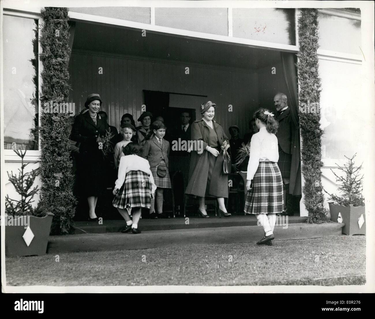 sep-09-1957-royal-family-attend-the-braemar-gathering-picture-shows-E0R276.jpg