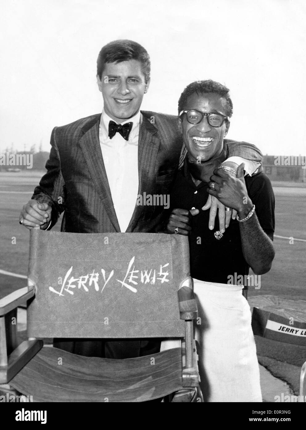 Jerry Lewis and Sammy Davis, Jr. on set of 'The Geisha Boy' Stock Photo