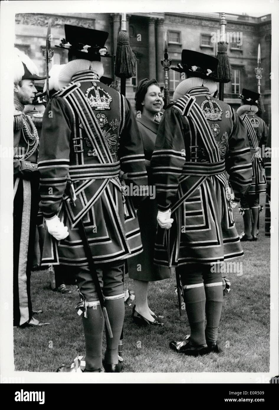 https://c8.alamy.com/comp/E0R509/mar-03-1958-queen-inspects-bodyguard-of-the-yeomen-of-the-guard-at-E0R509.jpg