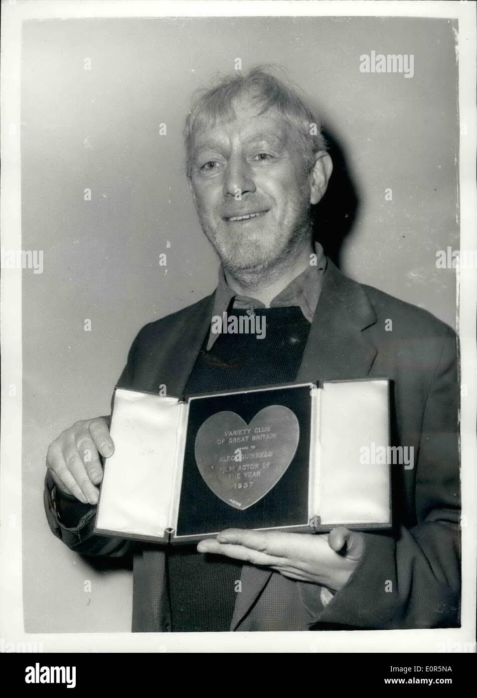 Apr. 04, 1958 Alec Guinness receives his award variety club