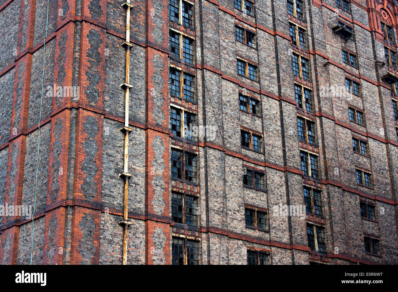 old tobacco warehouse liverpool Old derelict victorian tobacco warehouse in Liverpool UK, Grade 2 listed,  the largest brick built warehouse in the world Stock Photo