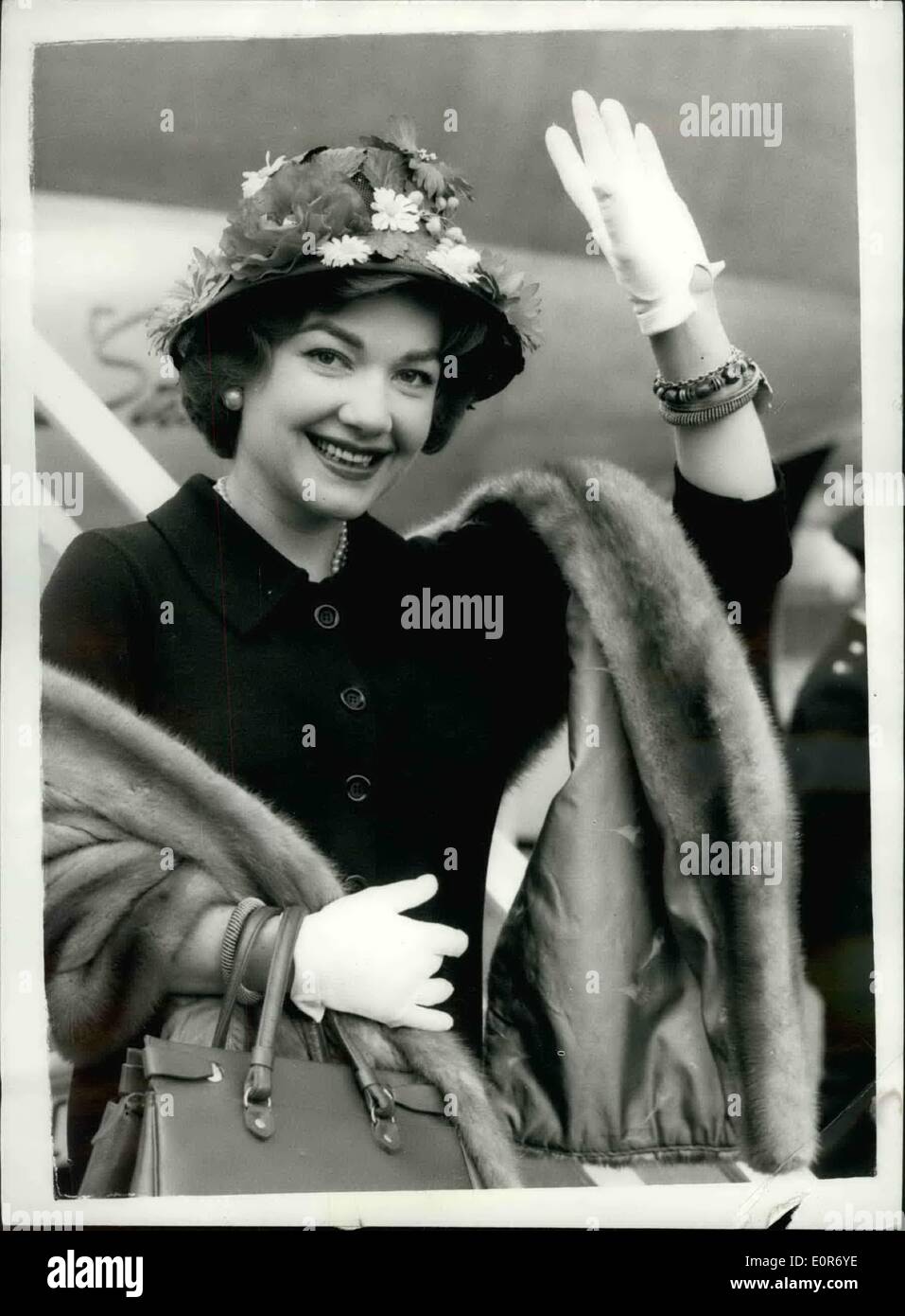 May 05, 1958 - Anne Baxter Arrives In London To Star In Stage Play: Among the arrivals at London airport from the United States Stock Photo