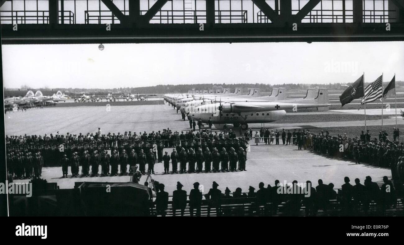 May 05, 1958 - Military airfield neubiberg handed over to the Federal Air-force: the American general major Herbert atcher He Stock Photo
