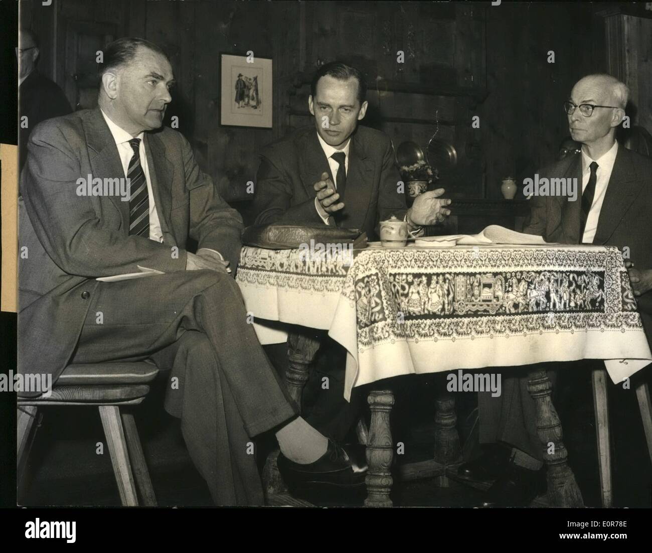May 05, 1958 - the commissioner for investigation from the Munich Airport Crash has adjourned session: The Official communique from the two and a half day session on Munich airport says: The condition of the investigation does not admit syllogism, that the cause of the crash now were known.Photo Shows Three members of the Commission during the press conference f.l.t.r.: Mr. Hans J. Reichel (Hans J. Reichel) an authority of the Bundesamt Fur Luffahrt, the Chief of Commission judge W. Stimpel (W. Stimpel) and an other expert Prof. Georg Bock (Georg Bock) Stock Photo