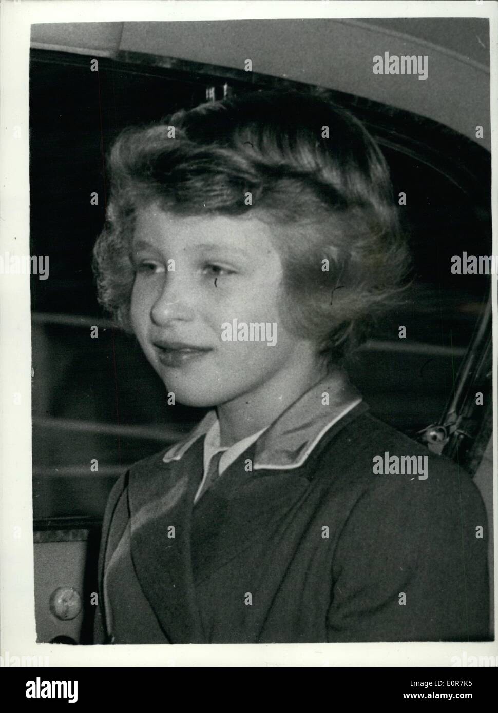 may-05-1958-princess-anne-leaves-great-ormond-street-hospital-princess-E0R7K5.jpg
