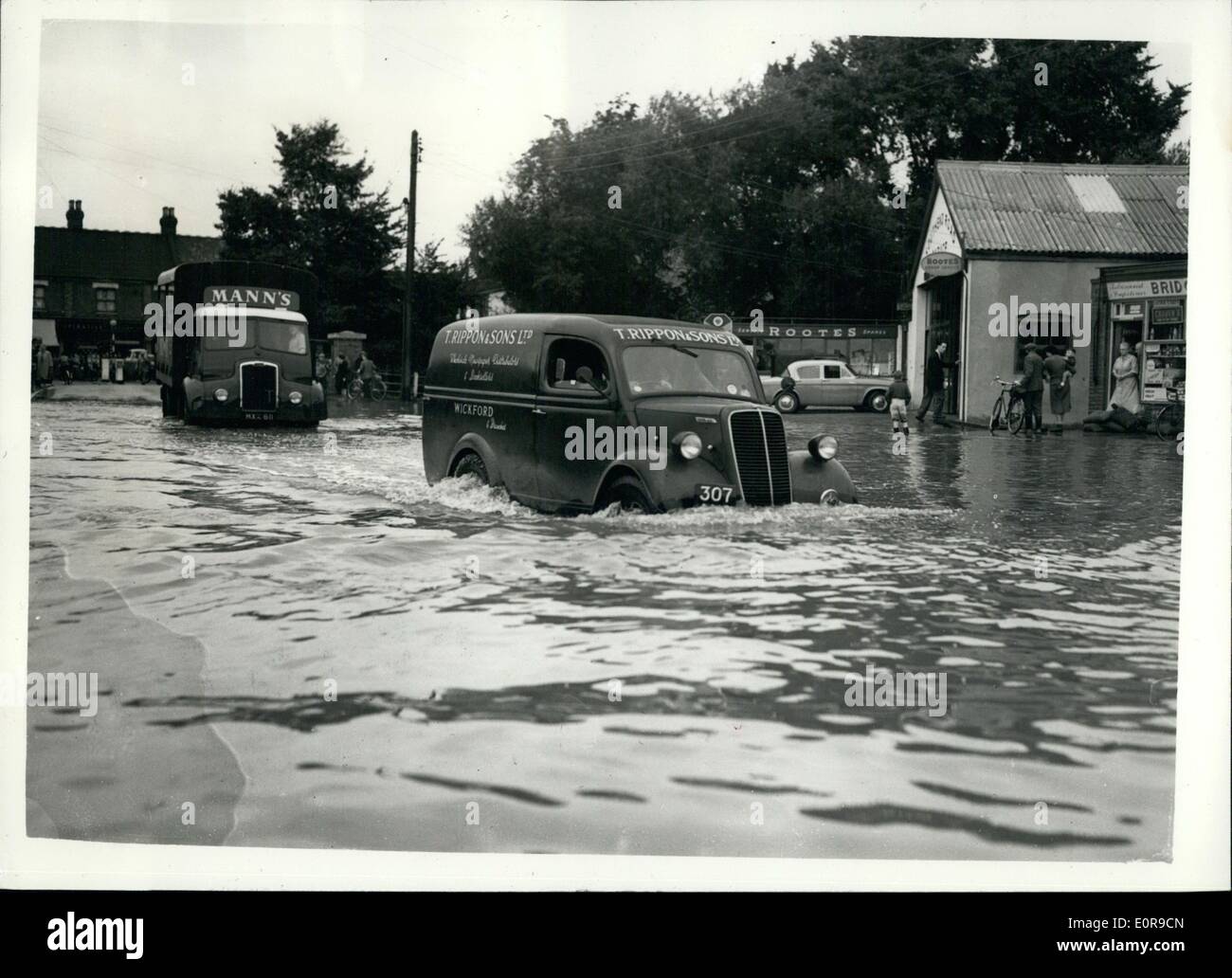 White van in flood hi-res stock photography and images - Alamy