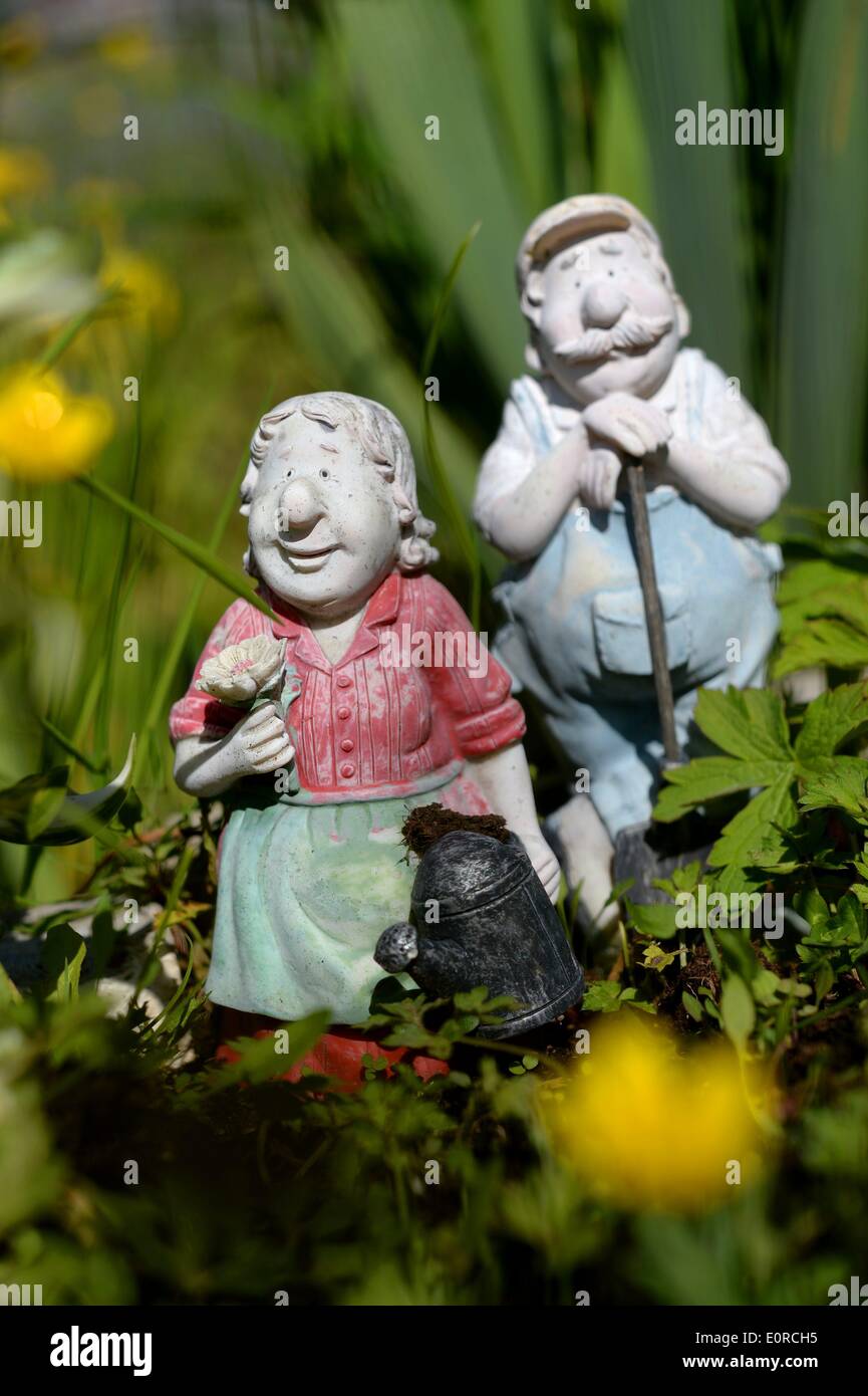 Figures in a garden hi-res stock photography and images - Alamy