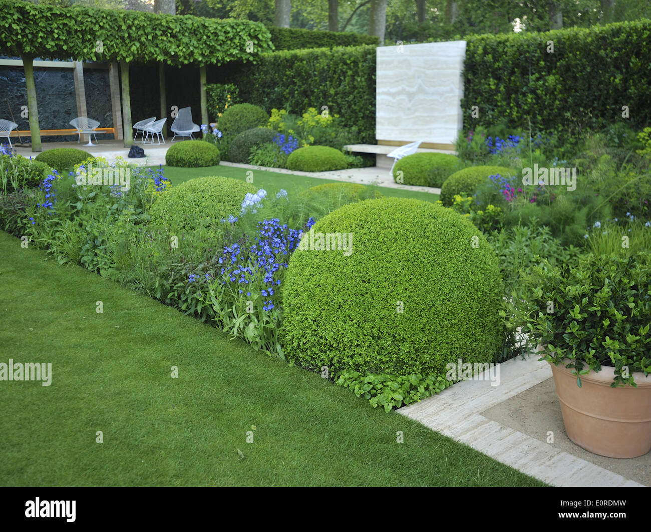 Chelsea, London, UK. 19th May 2014. The Telegraph Garden (designed by Tommaso del Buono and Paul Gazerwitz) at the Chelsea Flower Show. Credit:  Michael Preston/Alamy Live News Stock Photo