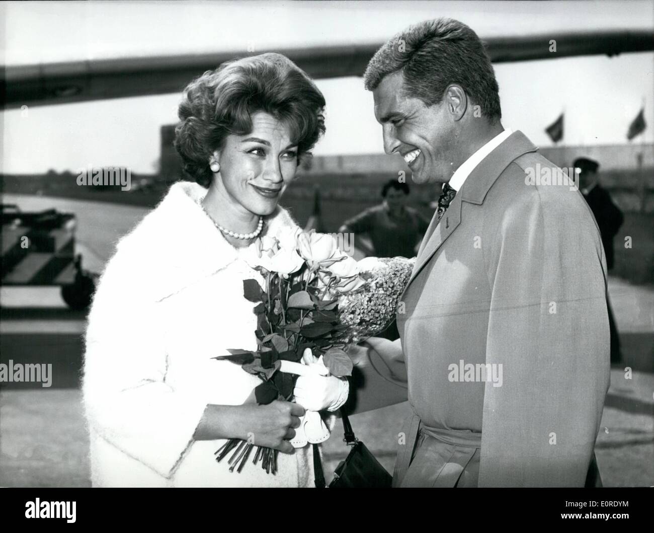 Apr. 04, 1959 - Linda Christian in Munich : With a bunch of yellow roses, film-actress Linda Christian on april 28th was welcomed by her German Collegure Helmut Schmidt on the Munch airport Riem (Linda Christina, Helmet Schmidt , riem). The divorced wife of Tyrone power (Tyrone Power) who died a short time ago, came to Munich in order to debate with her managers irmagard palz Henri R. Heller (irmgard Paz, Henri R. Heller). In may the filming of the MGM of ''The house of the seven files '' will start in London. Stock Photo