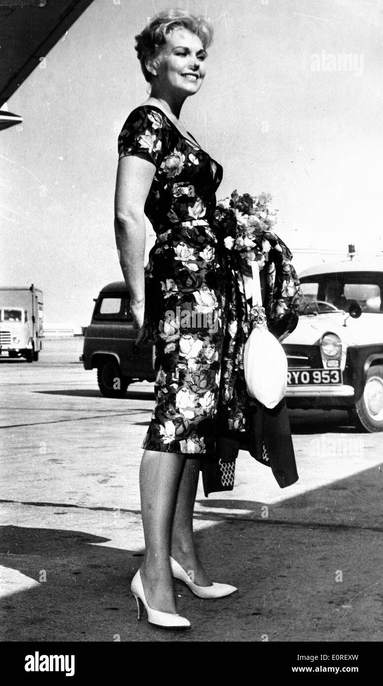 High heels shoes black Black and White Stock Photos \u0026 Images - Page 2 -  Alamy, image size:776x1390