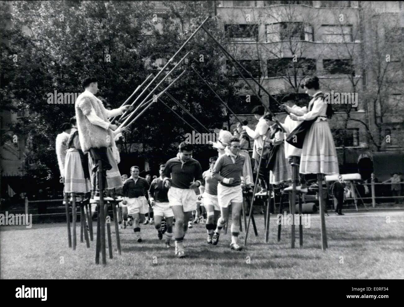 Photo Ancienne équipe De France De Rugby - Groupe Avec Arbitre - 1965