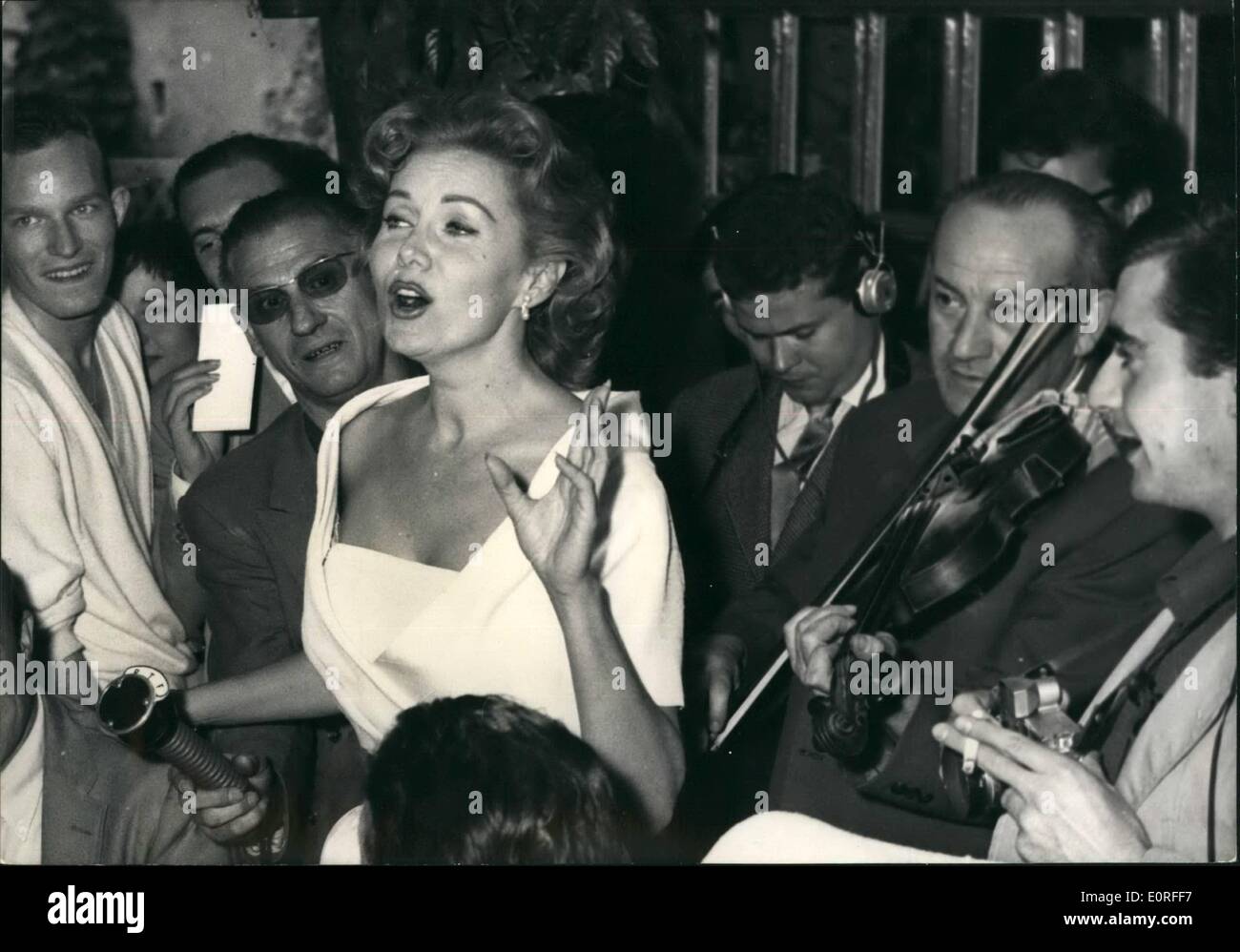 May 05, 1959 - Cannes Flim Festival.: Photo Shows Rhonda Fleming singing for the guests during the Luncheon held at Napoule yesterday. Stock Photo