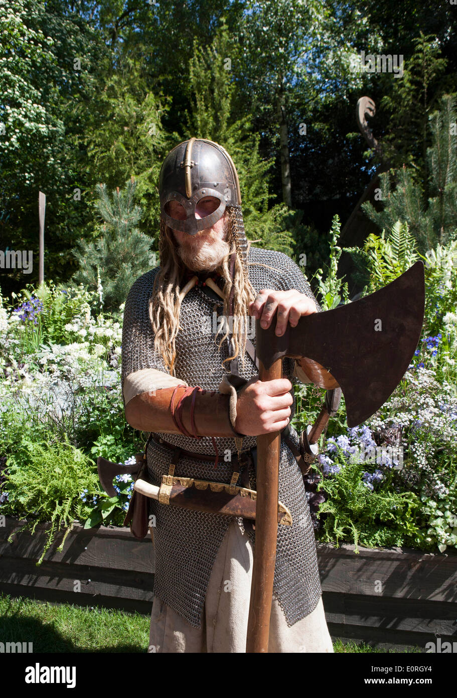 Hombre en armadura Vikinga London UK Europa Fotografía de stock - Alamy