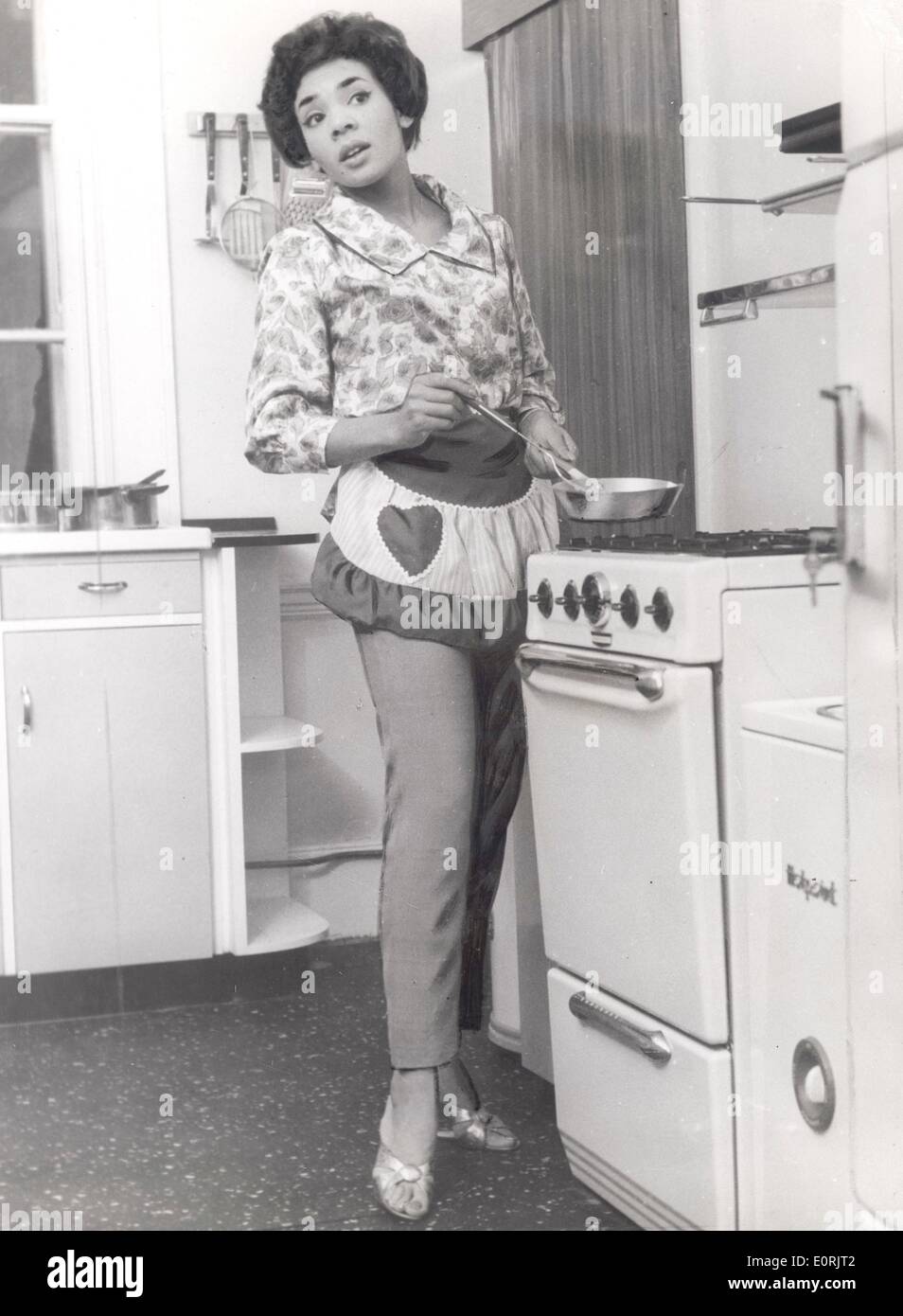 Singer Shirley Bassey in the kitchen of her new home Stock Photo Alamy